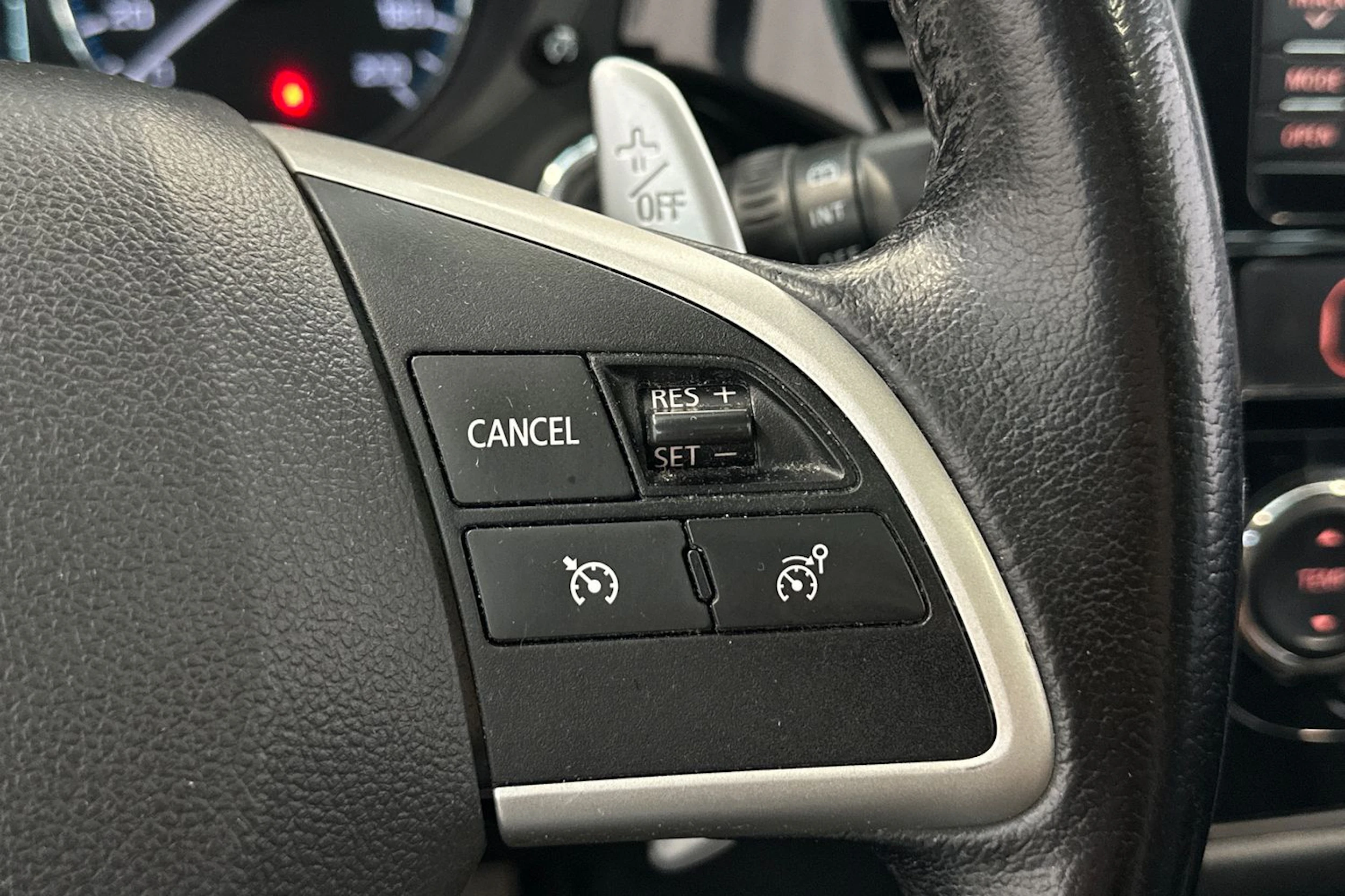 valkoinen Mitsubishi Outlander PHEV 2014 kuva 19.