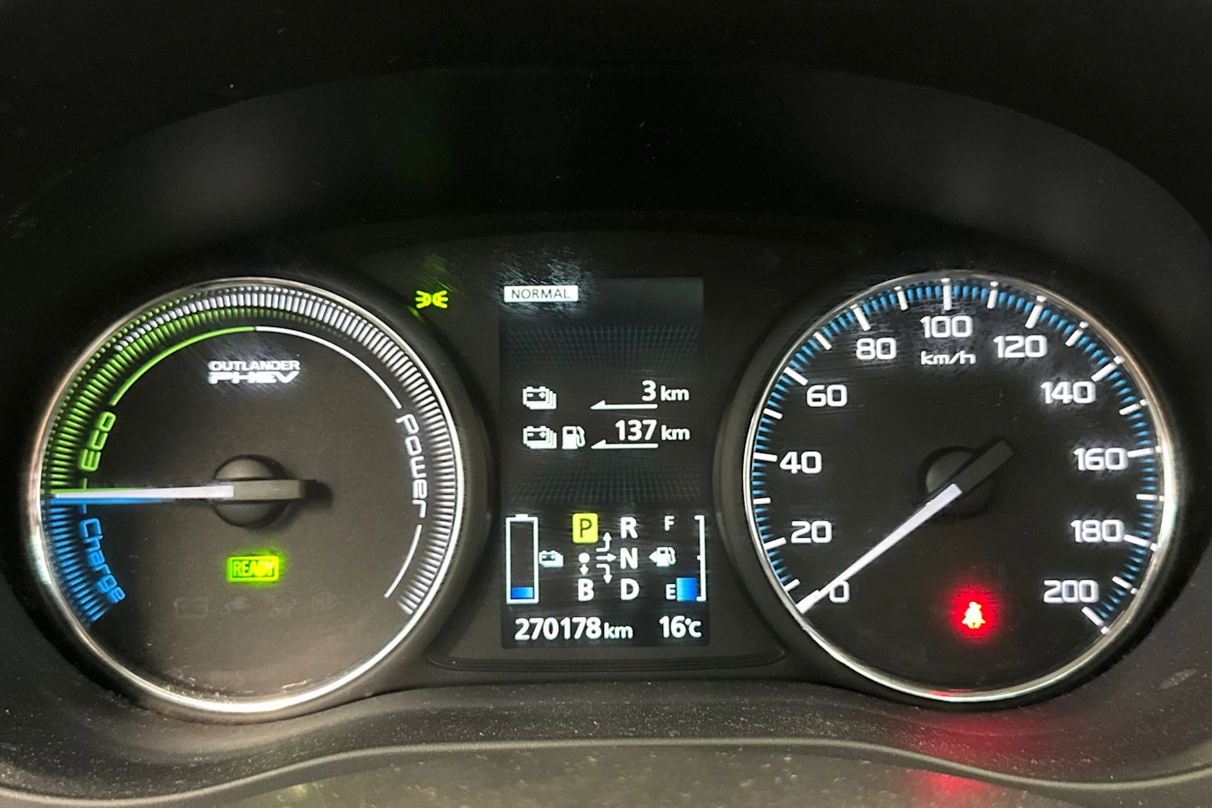 valkoinen Mitsubishi Outlander PHEV 2014 kuva 20.