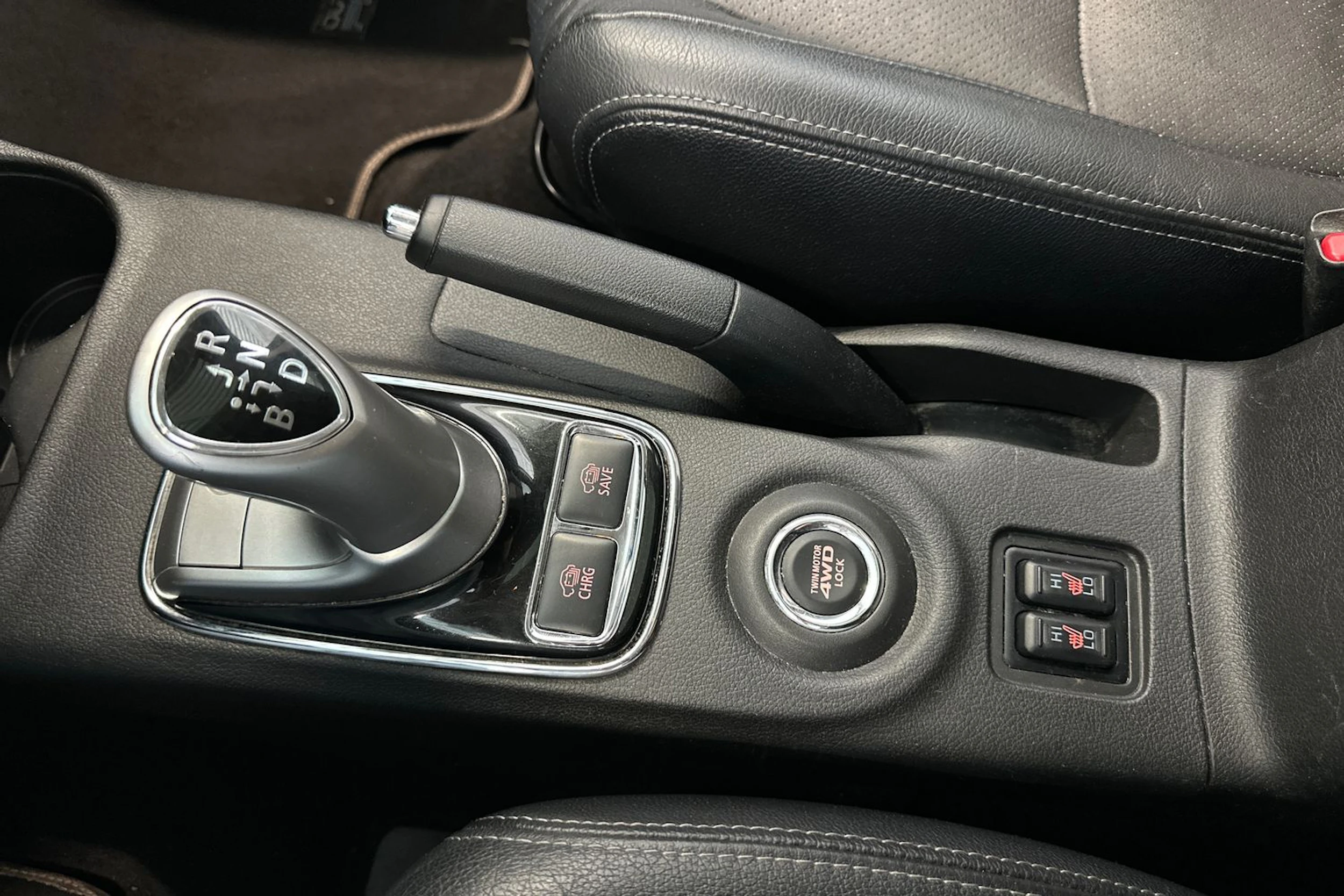 valkoinen Mitsubishi Outlander PHEV 2014 kuva 21.
