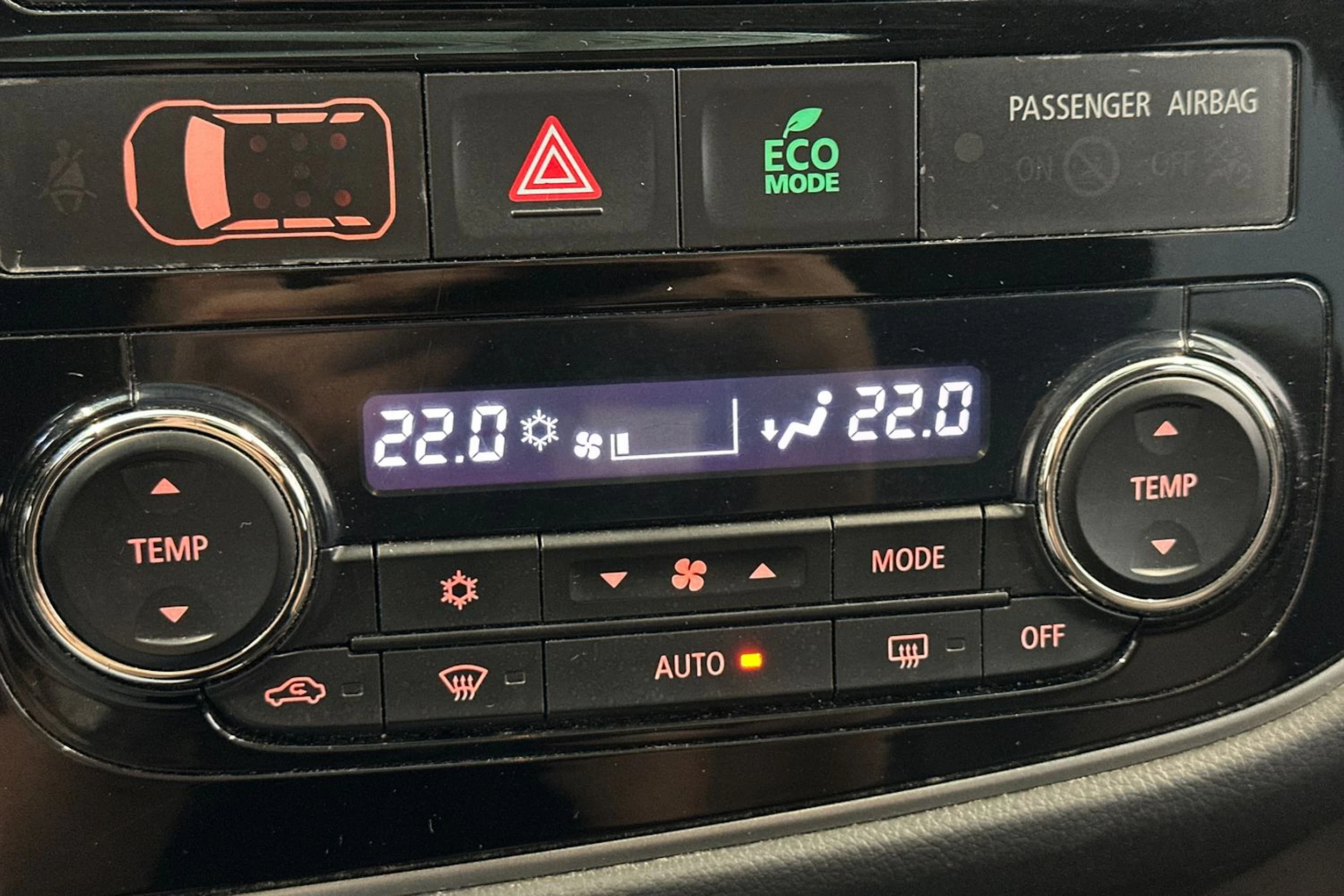 valkoinen Mitsubishi Outlander PHEV 2014 kuva 22.