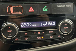 valkoinen Mitsubishi Outlander PHEV 2014 kuva 22.