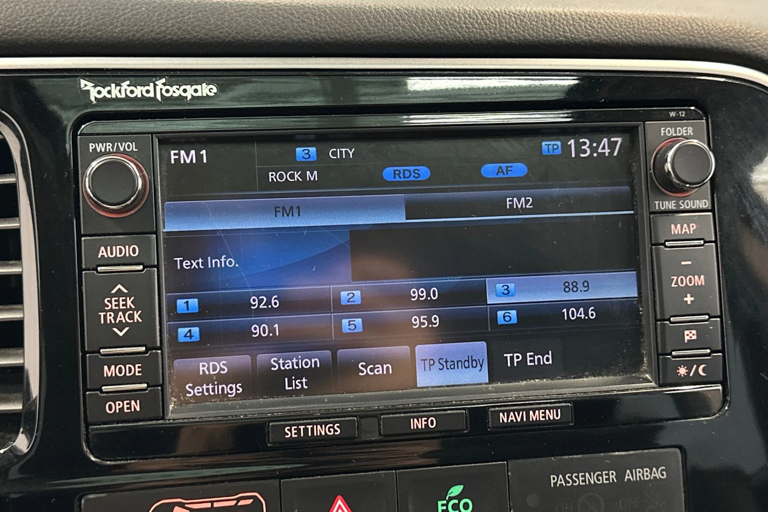 valkoinen Mitsubishi Outlander PHEV 2014 kuva 23.