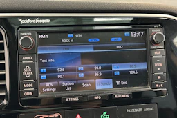 valkoinen Mitsubishi Outlander PHEV 2014 kuva 23.