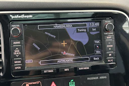 valkoinen Mitsubishi Outlander PHEV 2014 kuva 25.