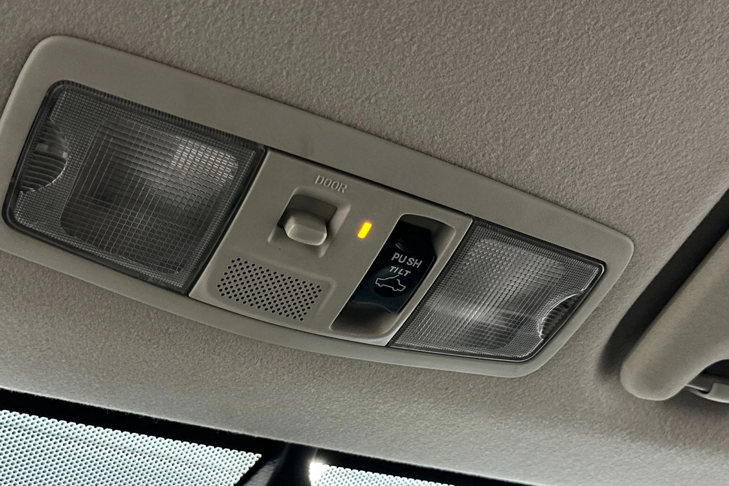valkoinen Mitsubishi Outlander PHEV 2014 kuva 26.