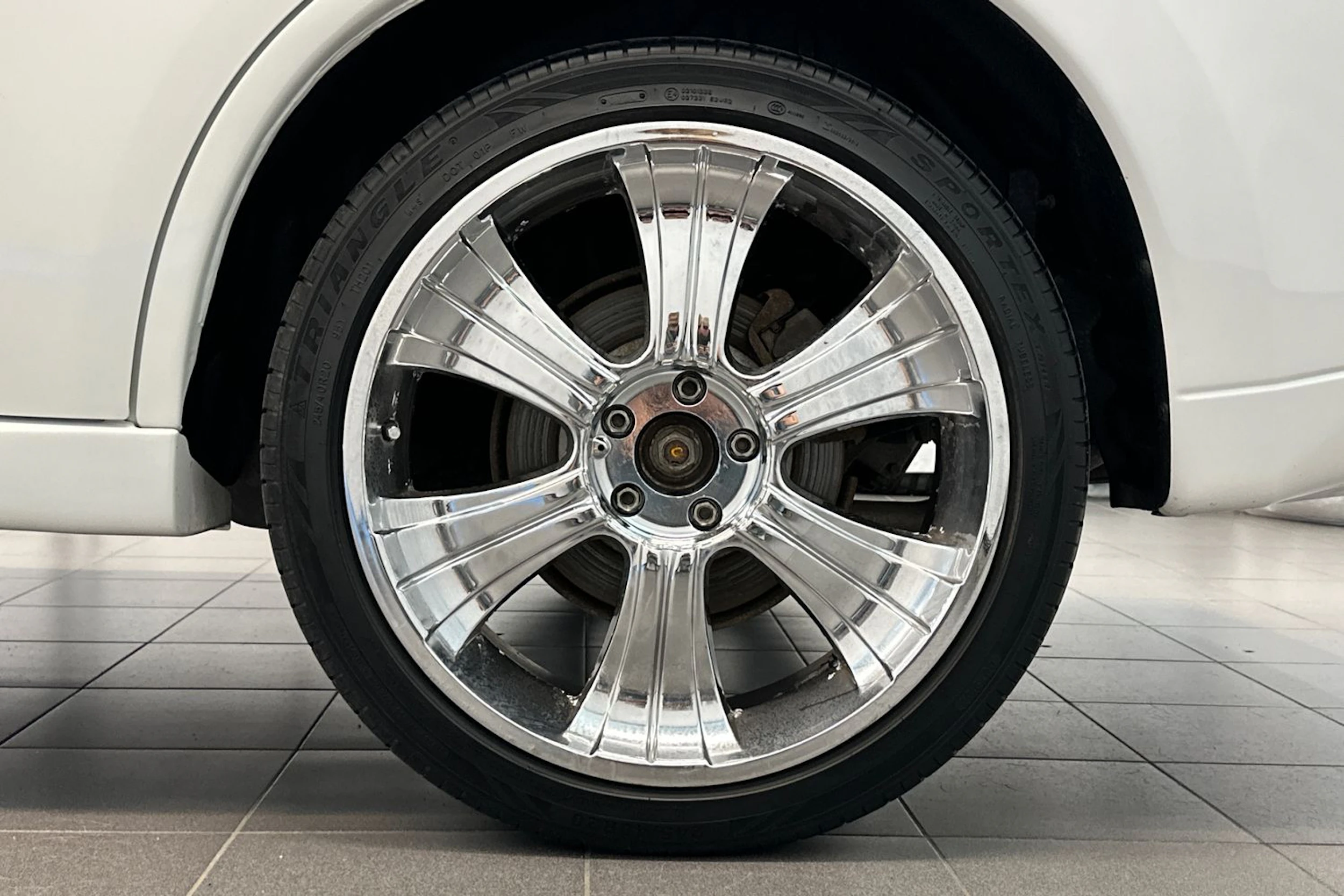 valkoinen Mitsubishi Outlander PHEV 2014 kuva 28.