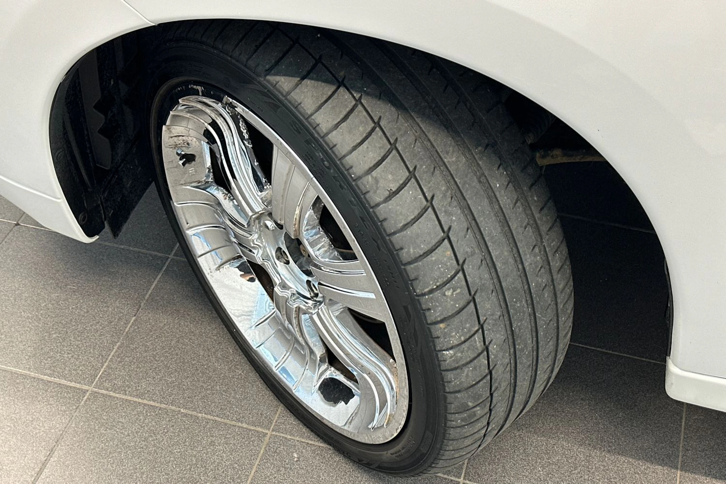 valkoinen Mitsubishi Outlander PHEV 2014 kuva 29.