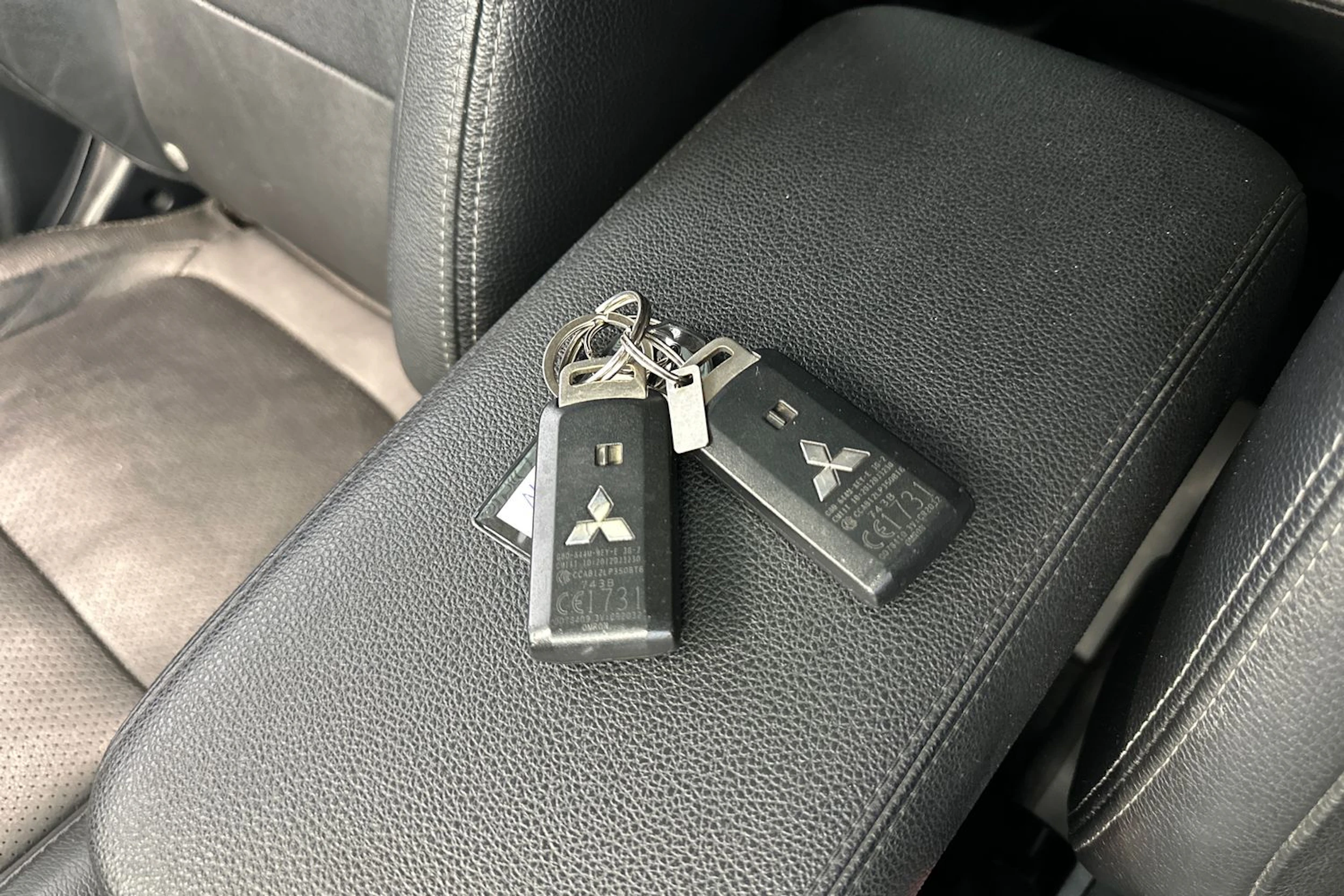valkoinen Mitsubishi Outlander PHEV 2014 kuva 32.