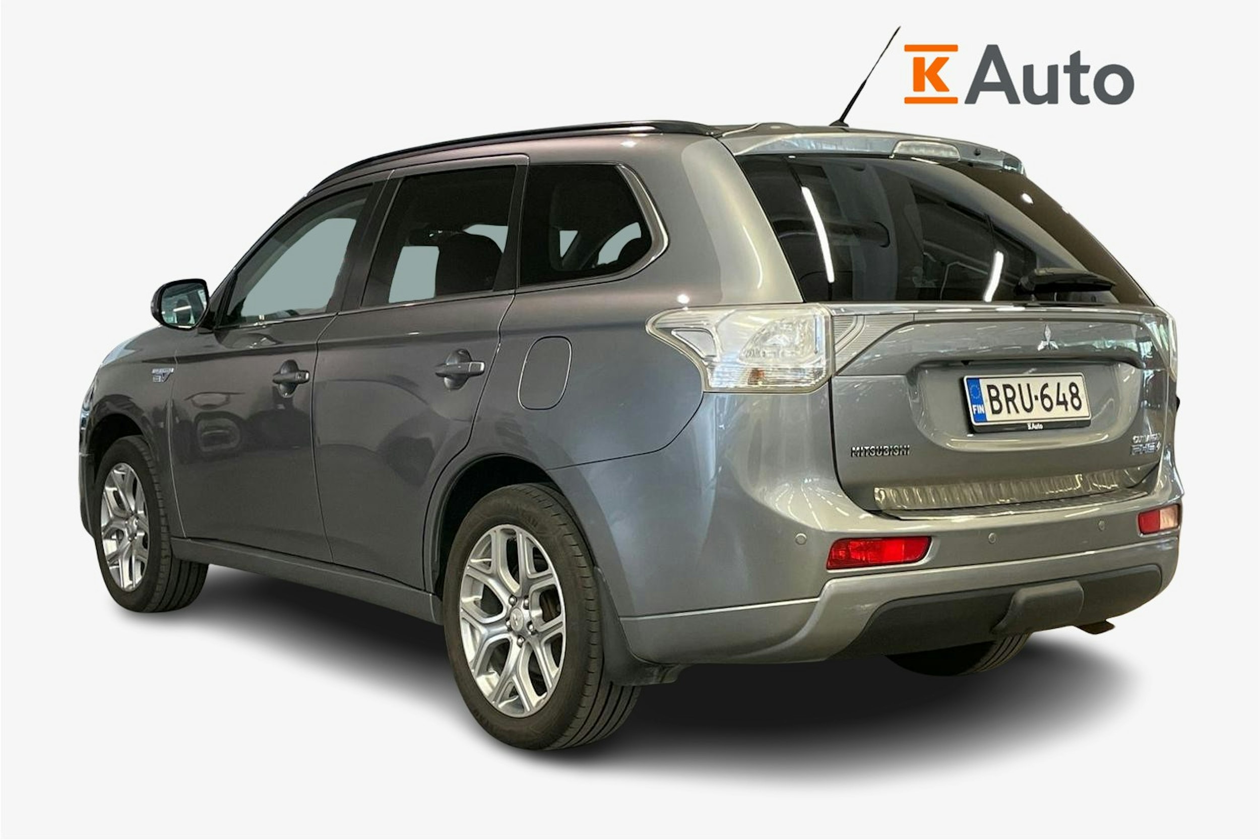 harmaa Mitsubishi Outlander PHEV 2015 kuva 2.