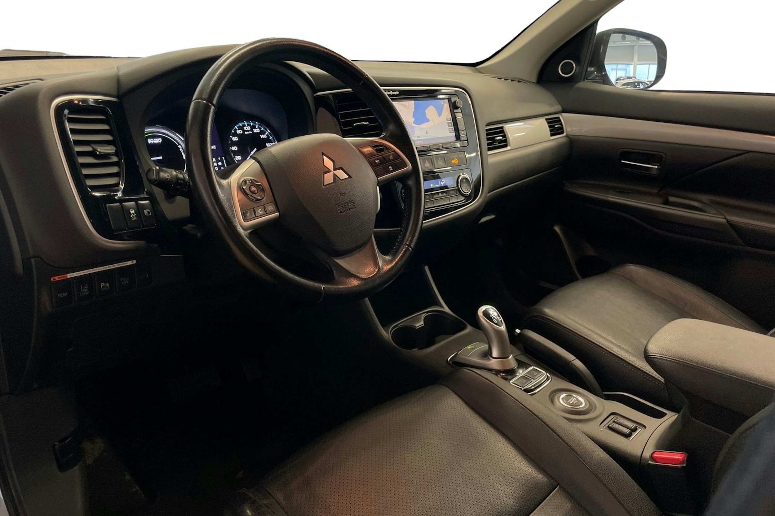 harmaa Mitsubishi Outlander PHEV 2015 kuva 7.