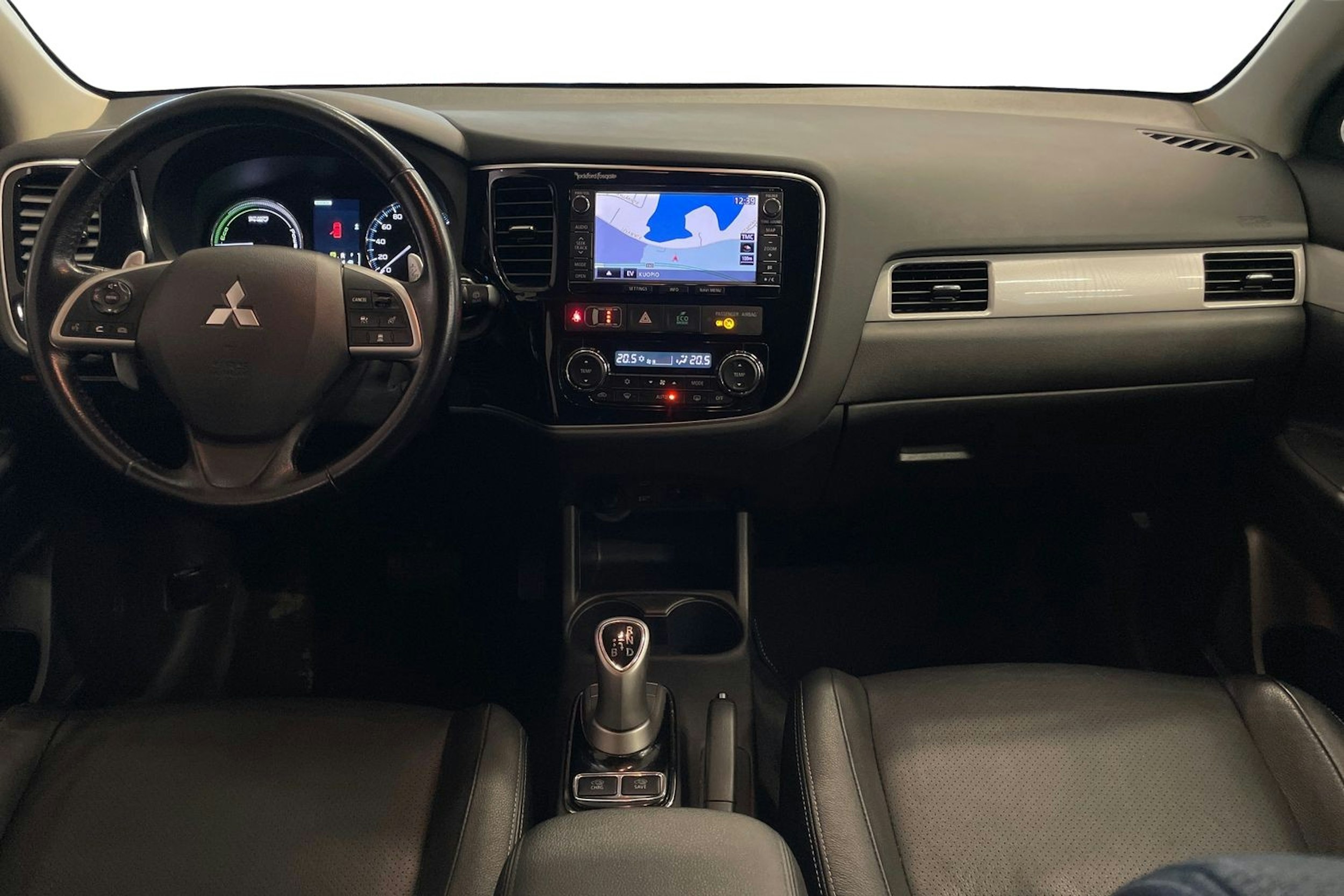 harmaa Mitsubishi Outlander PHEV 2015 kuva 9.