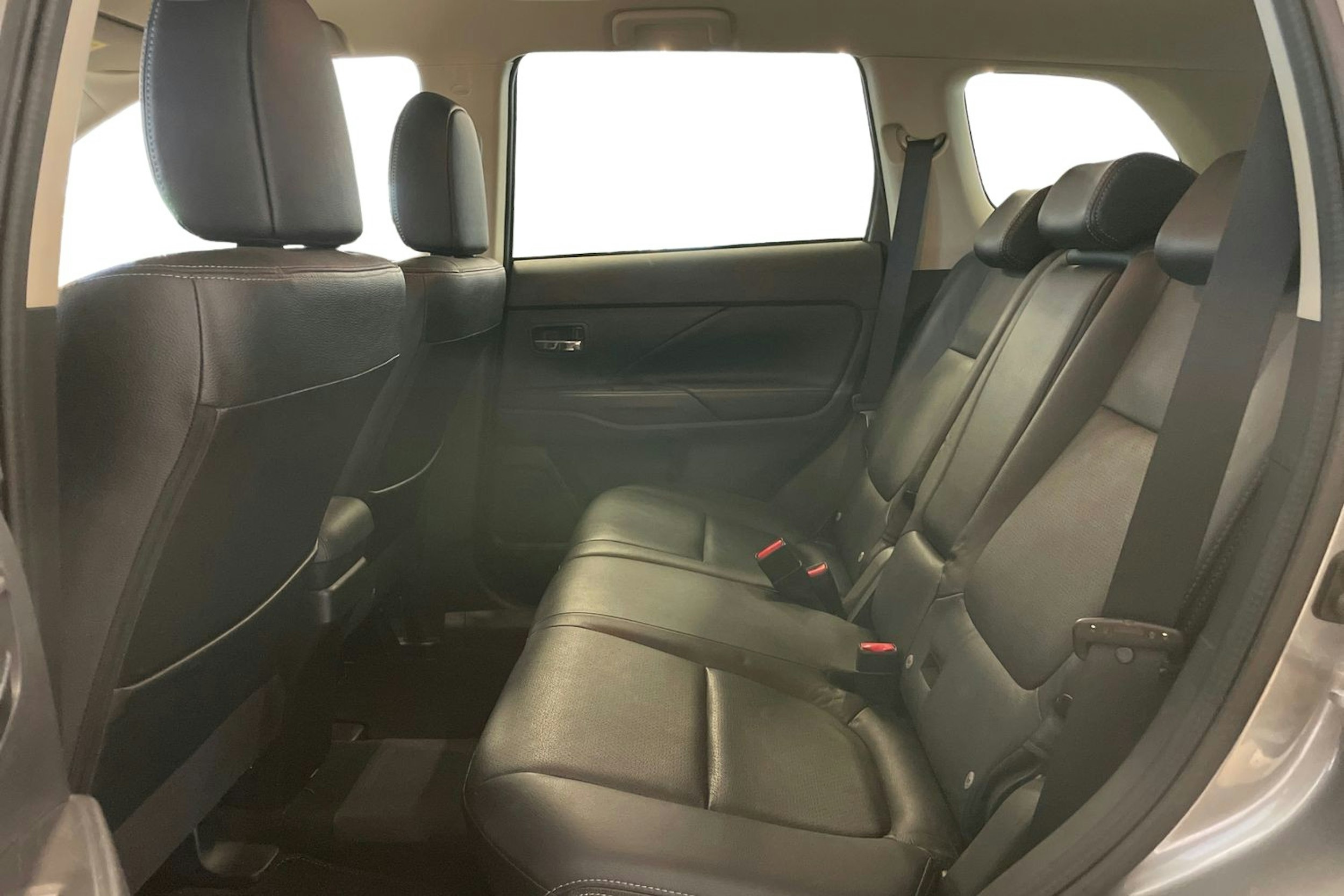 harmaa Mitsubishi Outlander PHEV 2015 kuva 10.