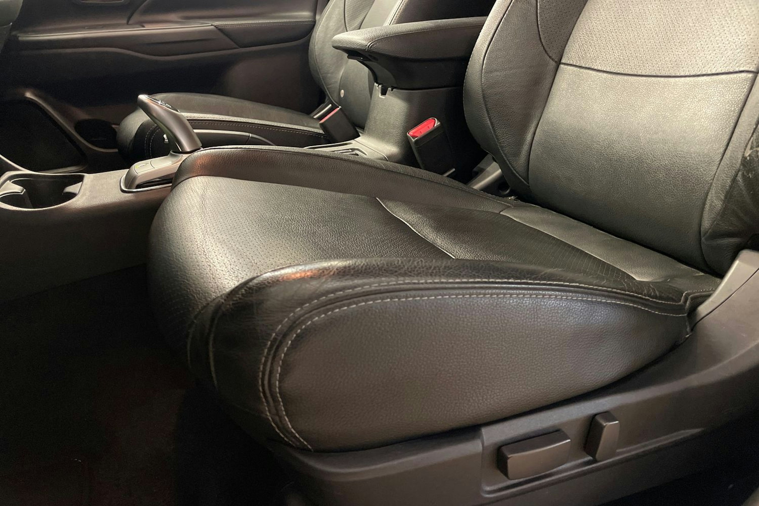 harmaa Mitsubishi Outlander PHEV 2015 kuva 15.