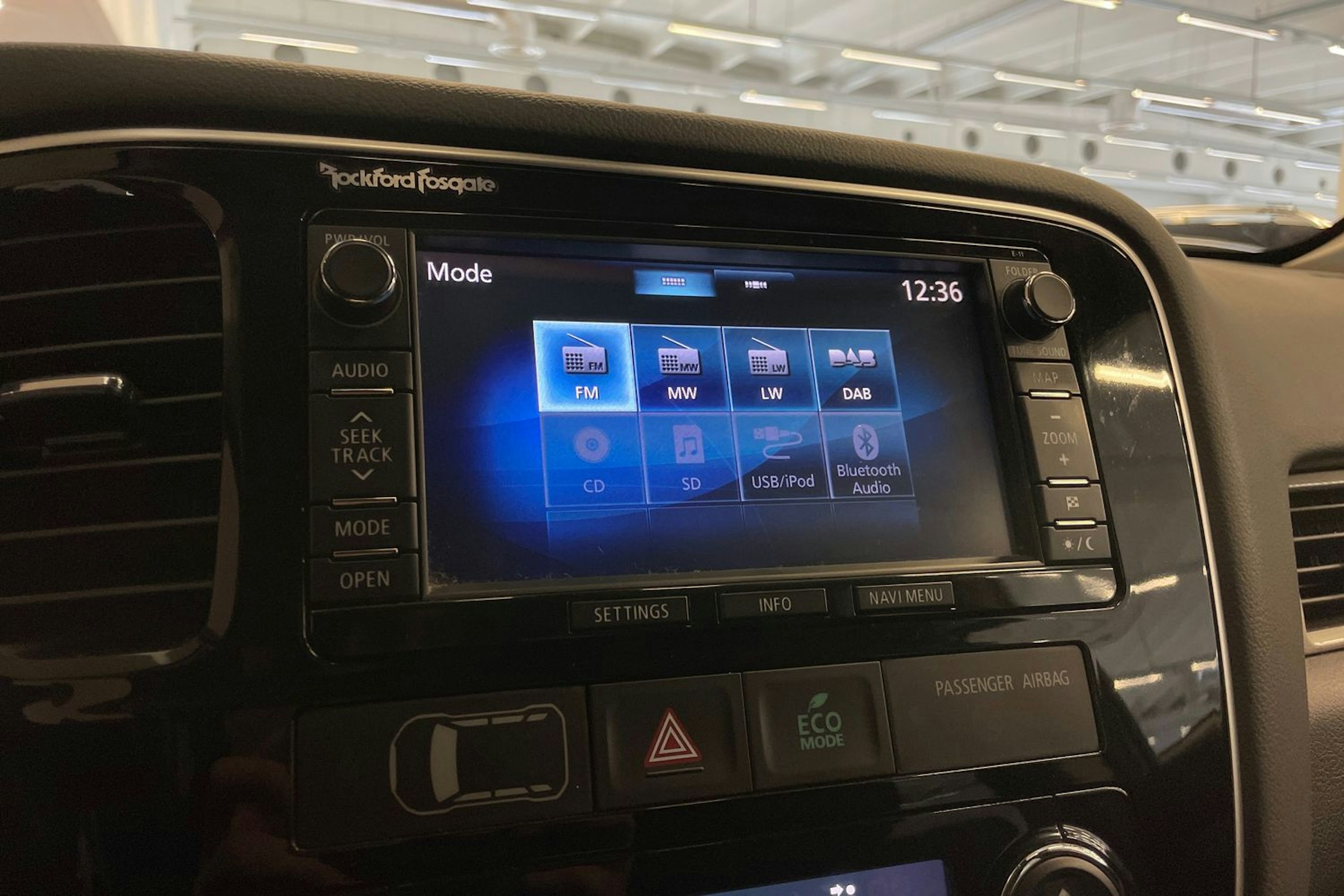 harmaa Mitsubishi Outlander PHEV 2015 kuva 17.