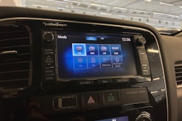 harmaa Mitsubishi Outlander PHEV 2015 kuva 17.