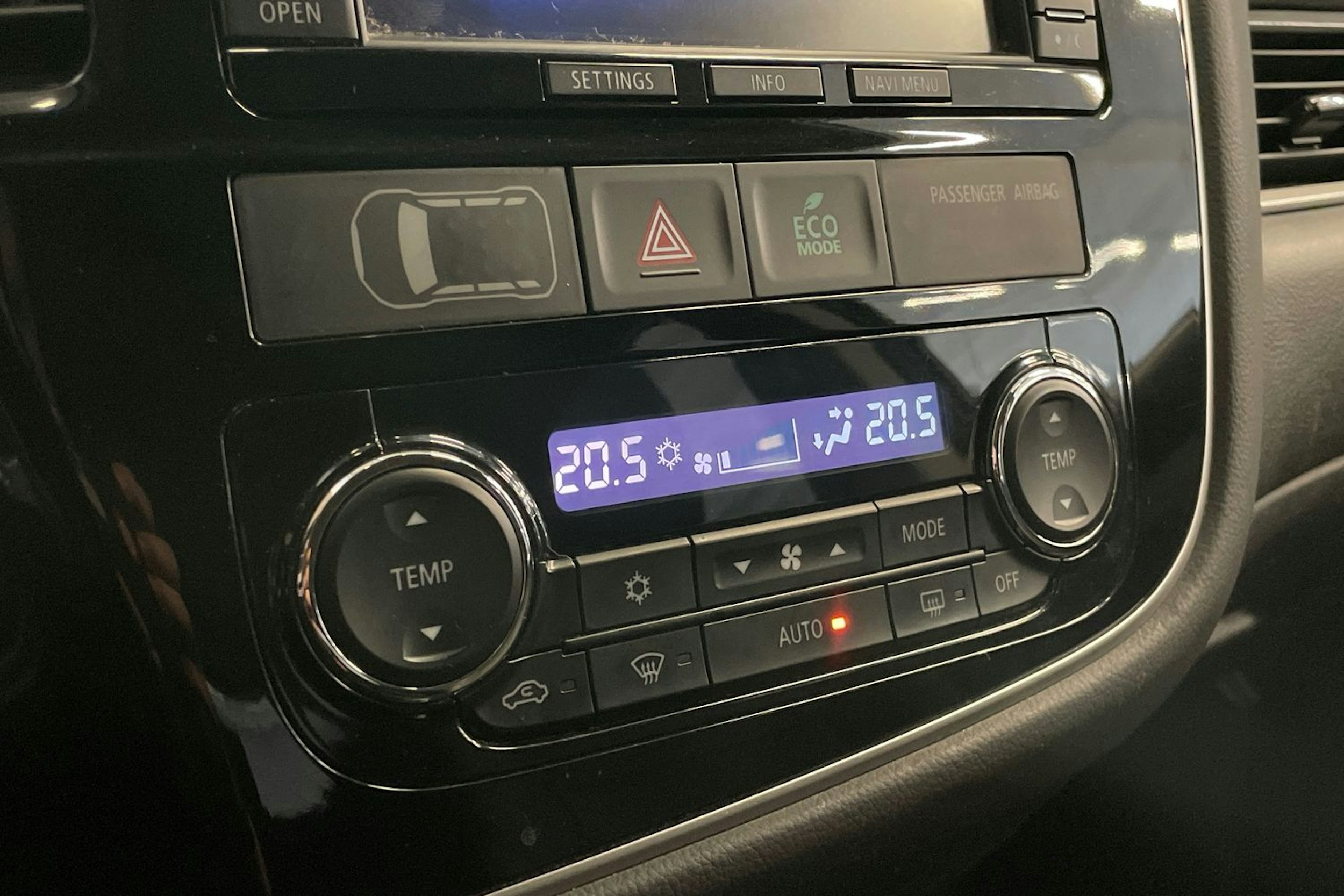 harmaa Mitsubishi Outlander PHEV 2015 kuva 18.