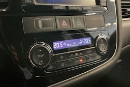 harmaa Mitsubishi Outlander PHEV 2015 kuva 18.