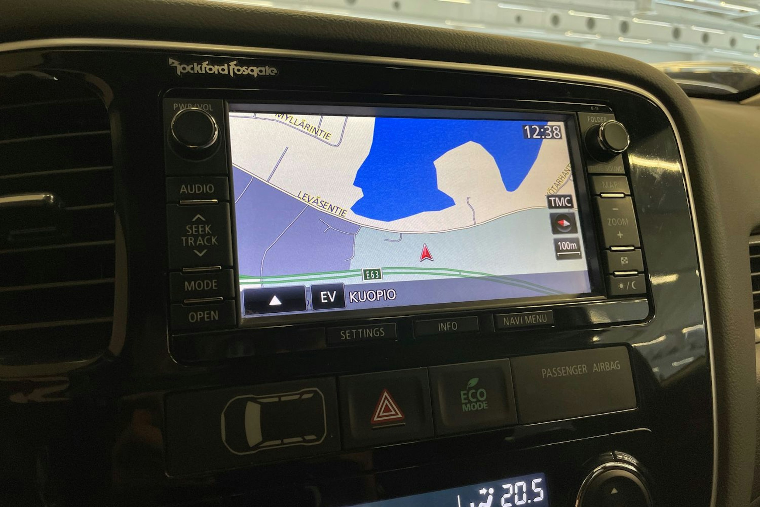 harmaa Mitsubishi Outlander PHEV 2015 kuva 22.