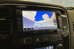 harmaa Mitsubishi Outlander PHEV 2015 kuva 22.