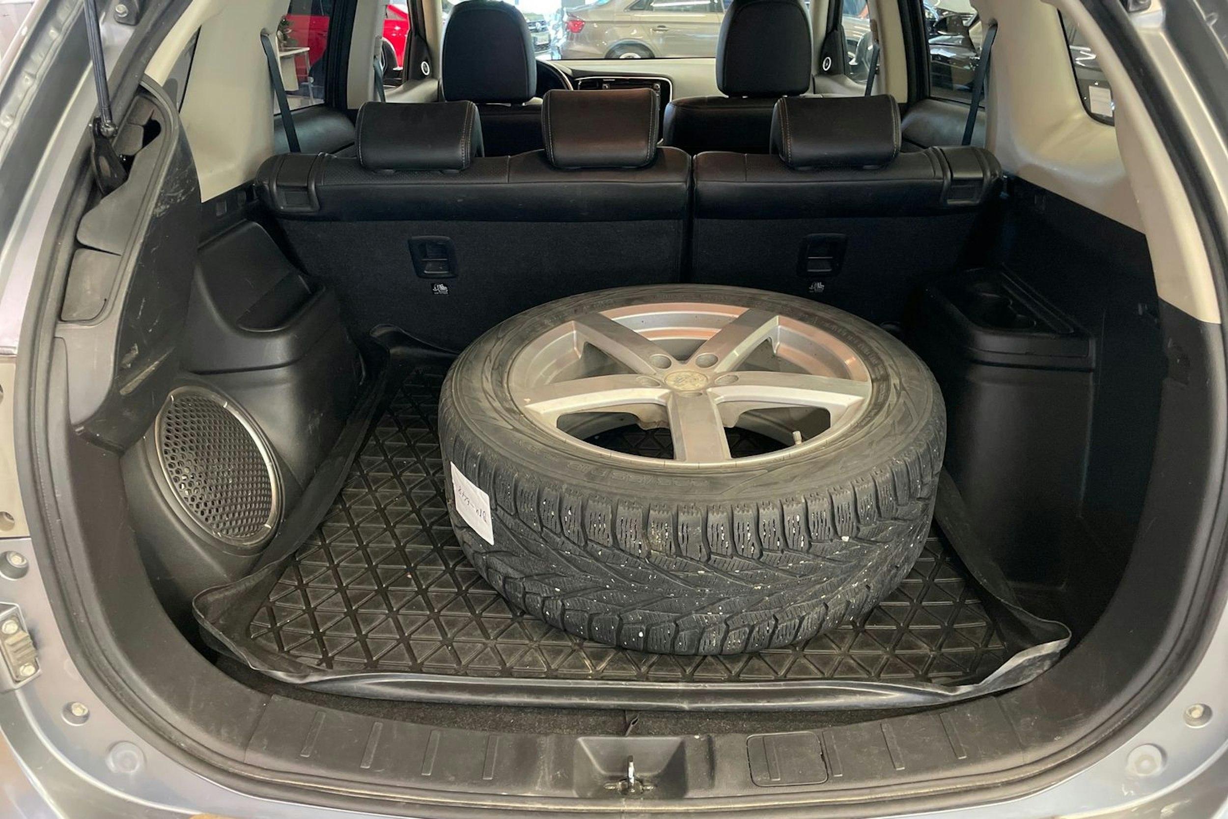 harmaa Mitsubishi Outlander PHEV 2015 kuva 23.