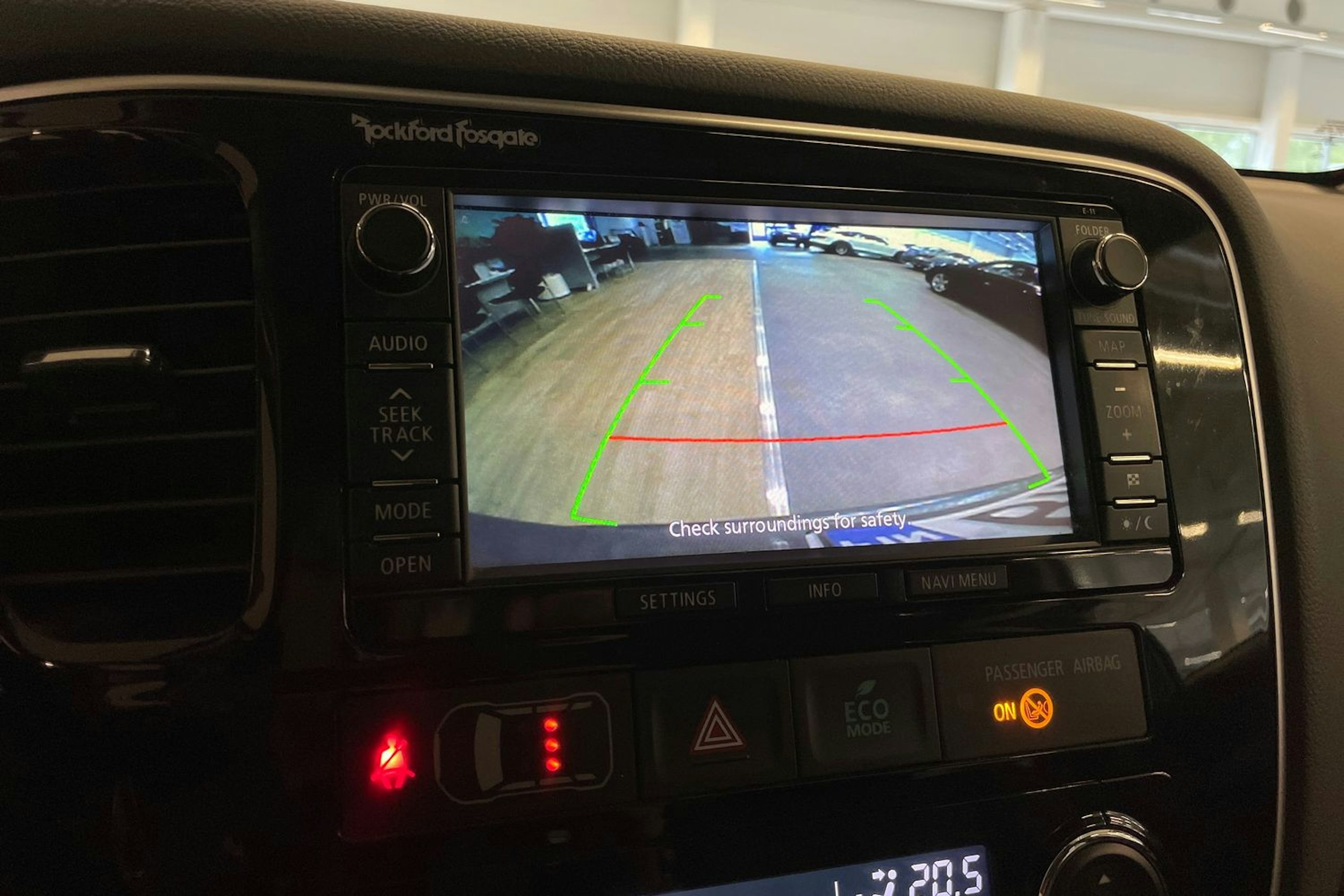harmaa Mitsubishi Outlander PHEV 2015 kuva 25.