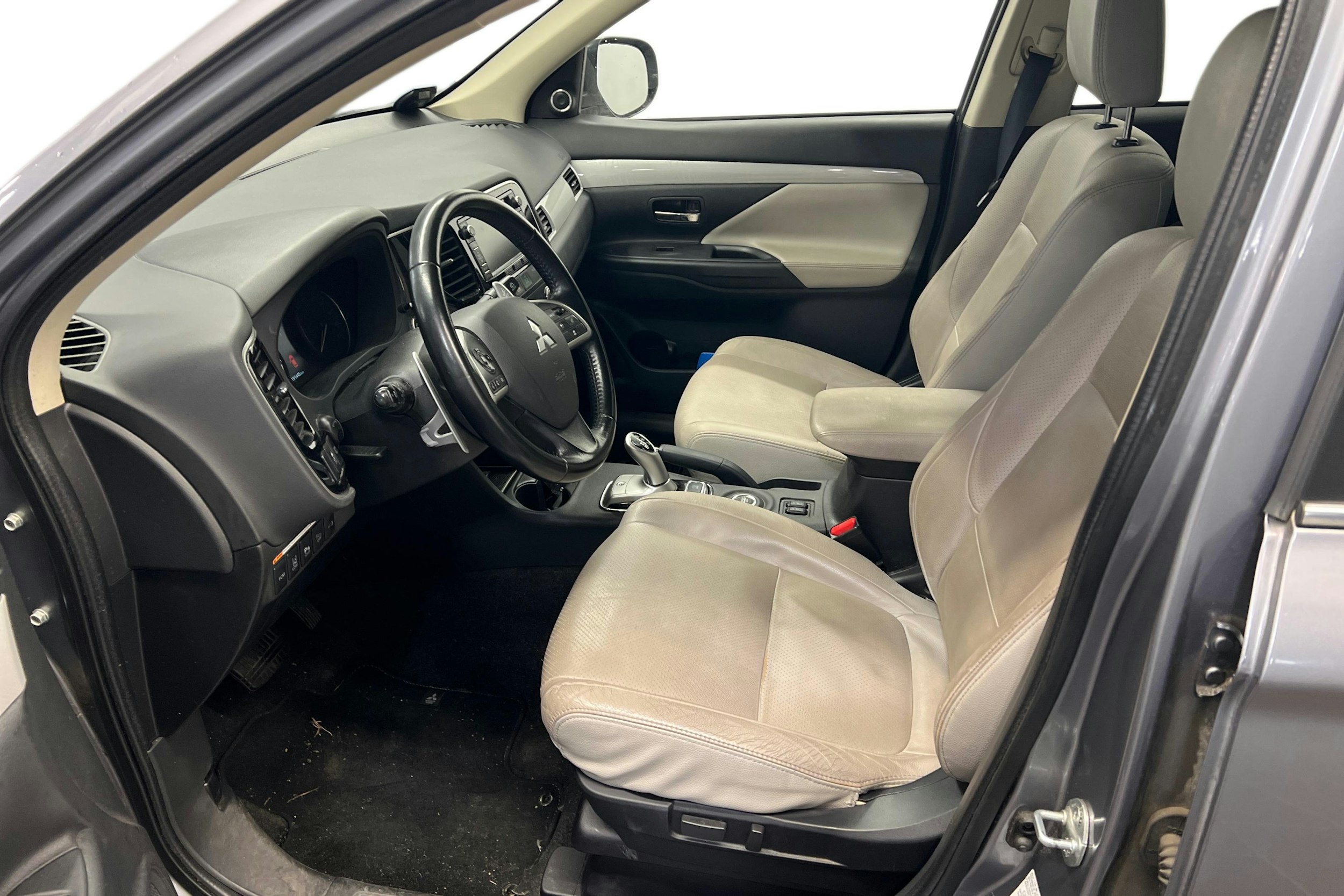 Harmaa Mitsubishi Outlander PHEV 2015 kuva 3.