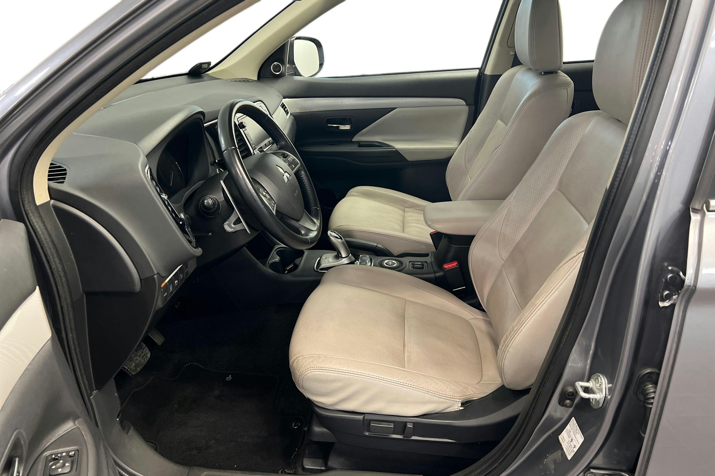 Harmaa Mitsubishi Outlander PHEV 2015 kuva 7.