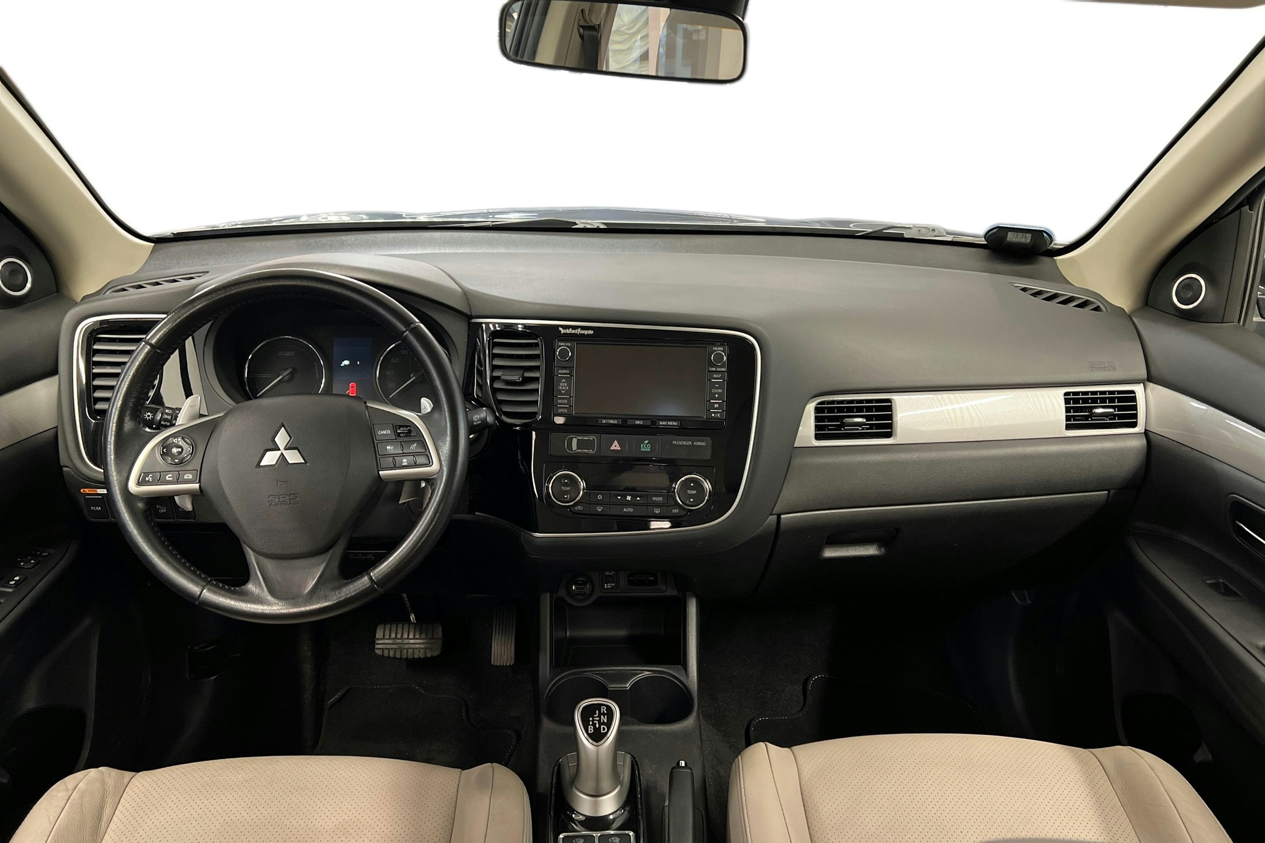 Harmaa Mitsubishi Outlander PHEV 2015 kuva 9.