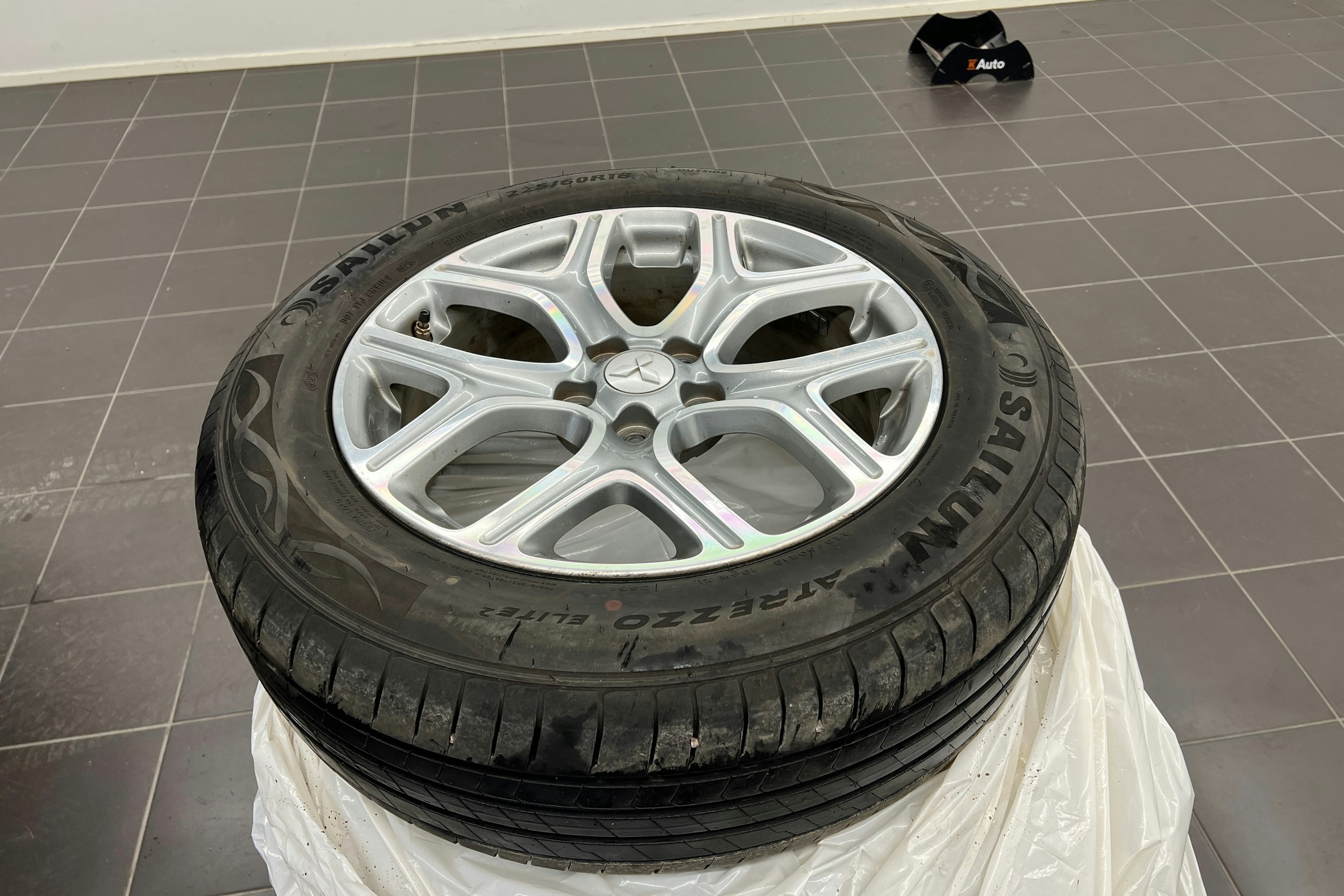 Harmaa Mitsubishi Outlander PHEV 2015 kuva 13.