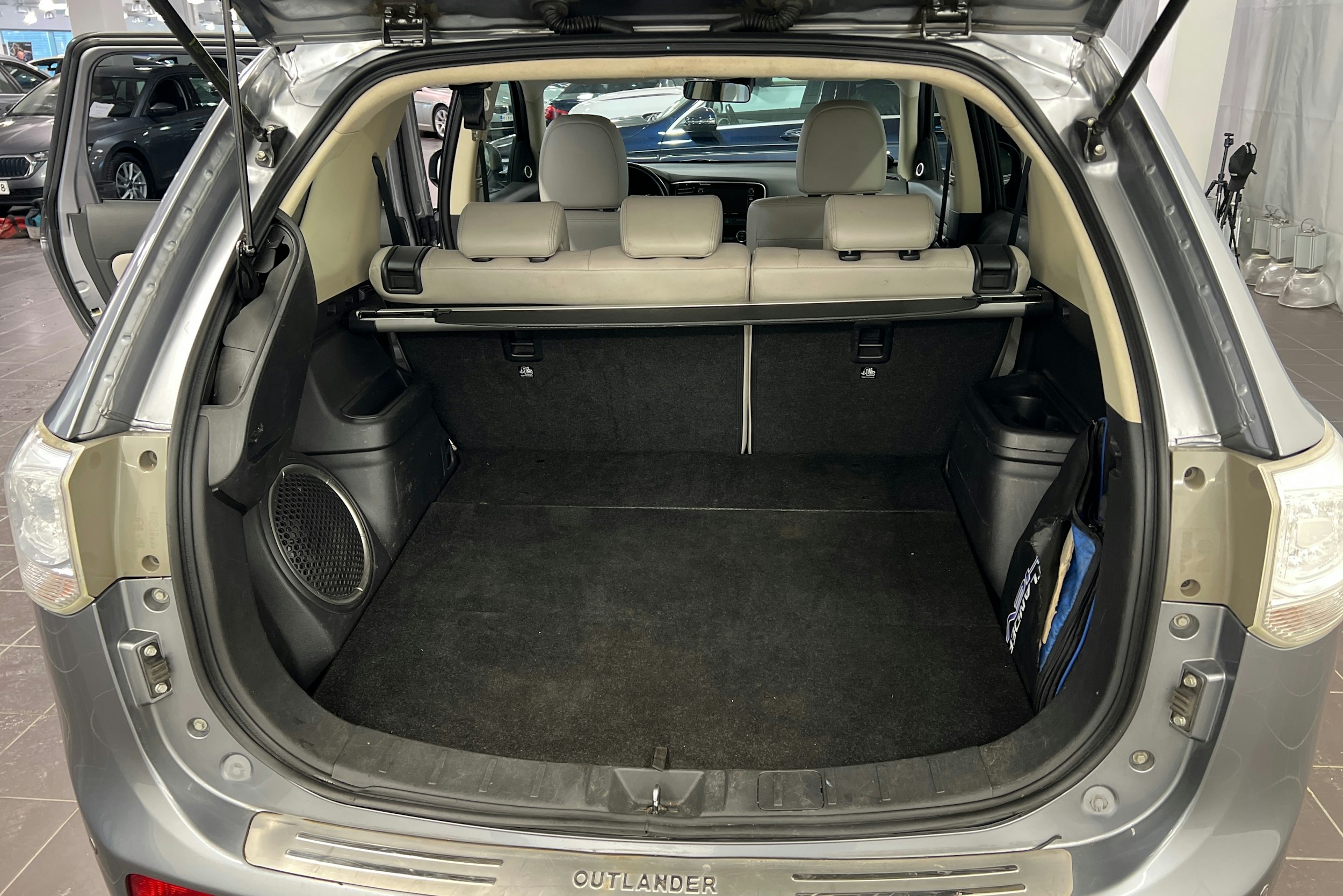 Harmaa Mitsubishi Outlander PHEV 2015 kuva 14.