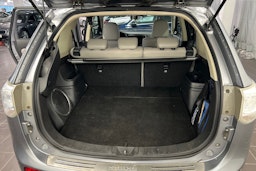 Harmaa Mitsubishi Outlander PHEV 2015 kuva 14.