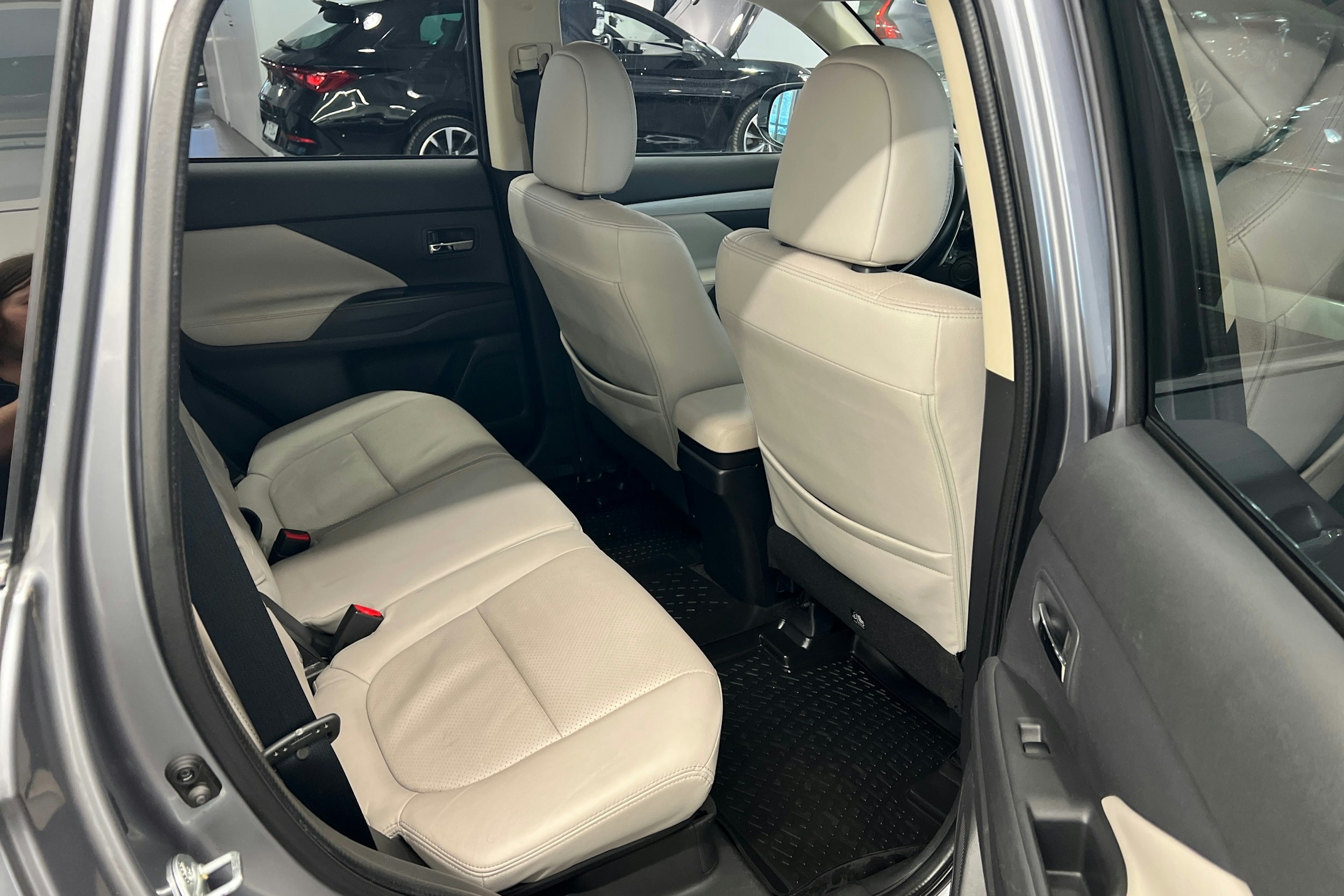 Harmaa Mitsubishi Outlander PHEV 2015 kuva 18.