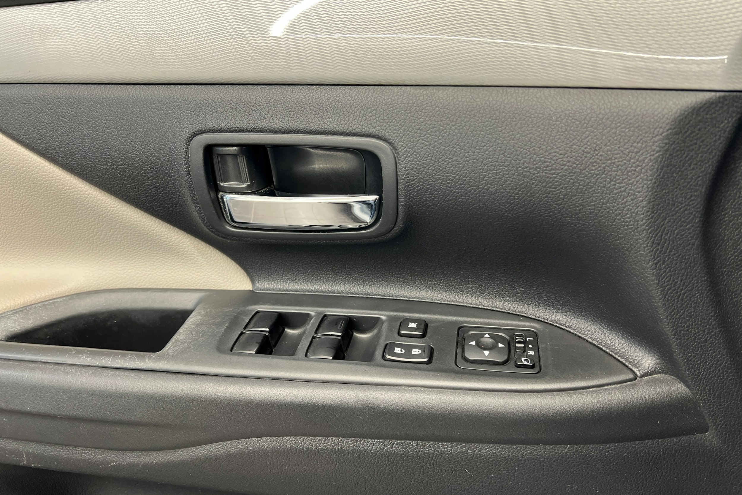 Harmaa Mitsubishi Outlander PHEV 2015 kuva 20.