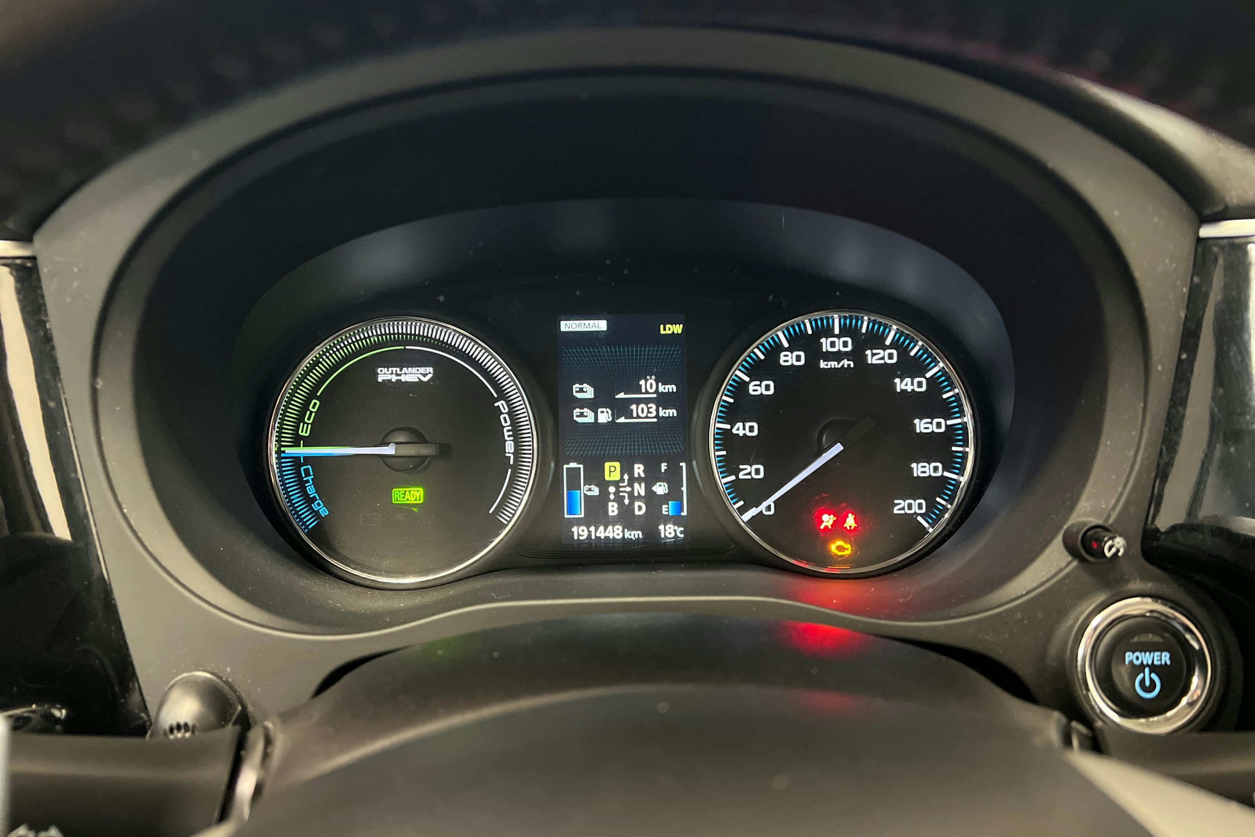 Harmaa Mitsubishi Outlander PHEV 2015 kuva 21.