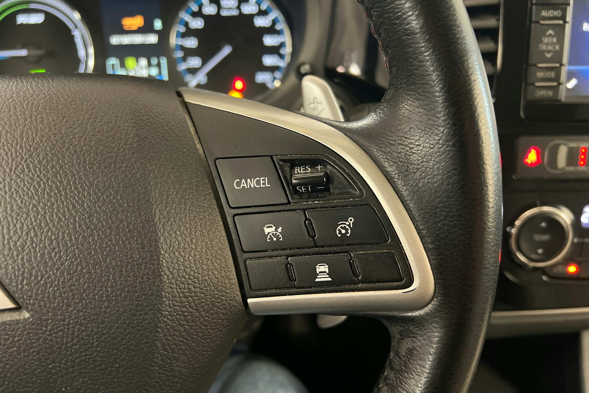 Harmaa Mitsubishi Outlander PHEV 2015 kuva 23.