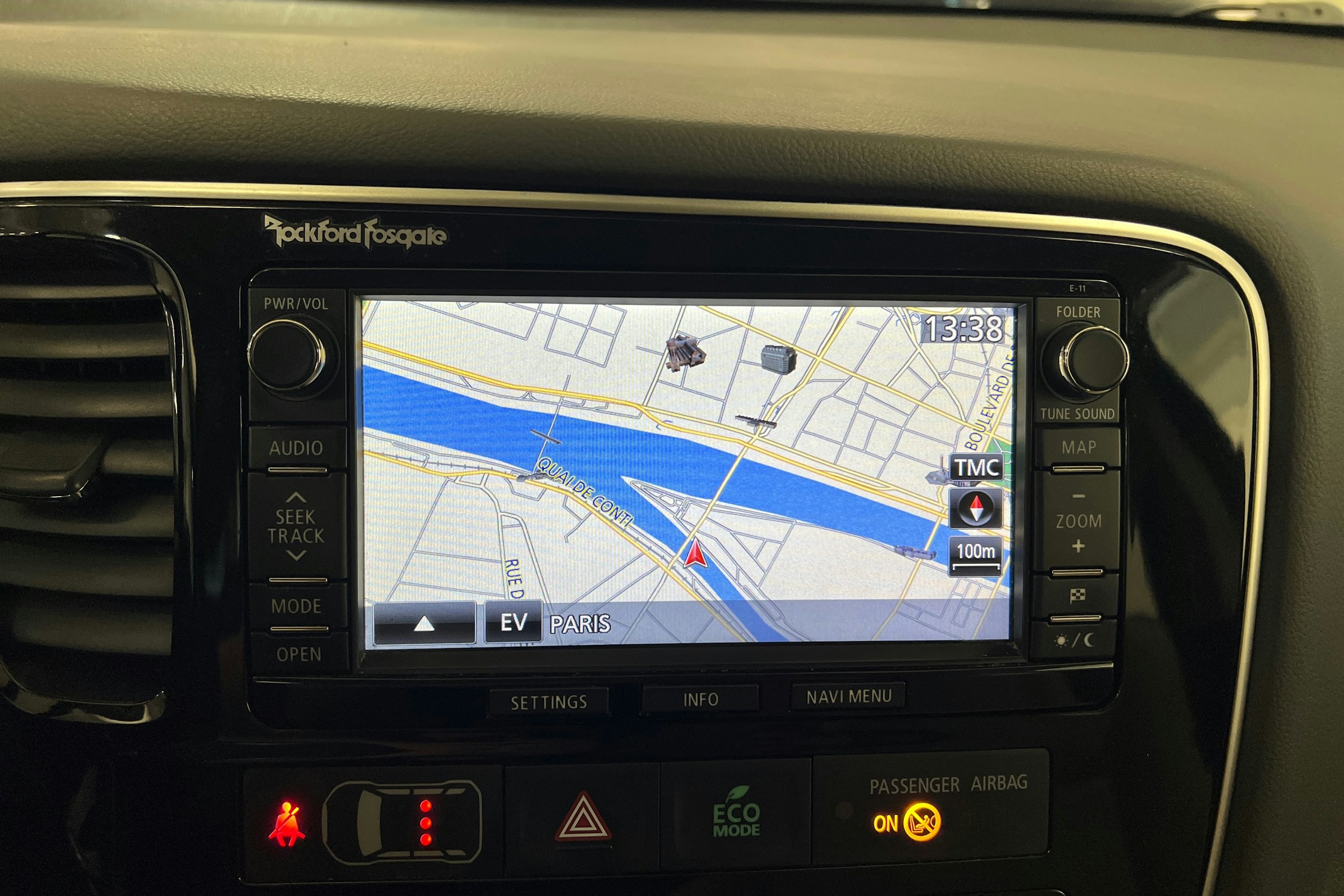 Harmaa Mitsubishi Outlander PHEV 2015 kuva 24.