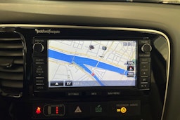 Harmaa Mitsubishi Outlander PHEV 2015 kuva 24.