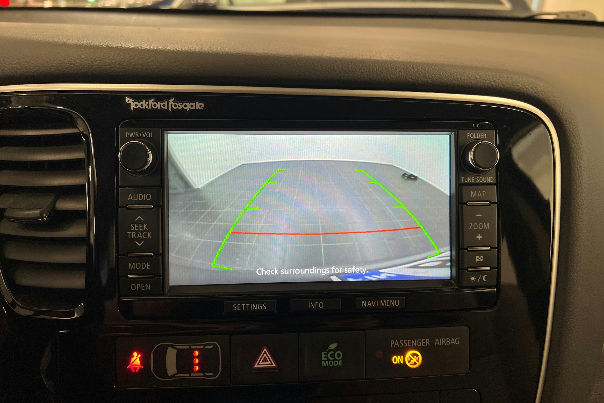 Harmaa Mitsubishi Outlander PHEV 2015 kuva 25.