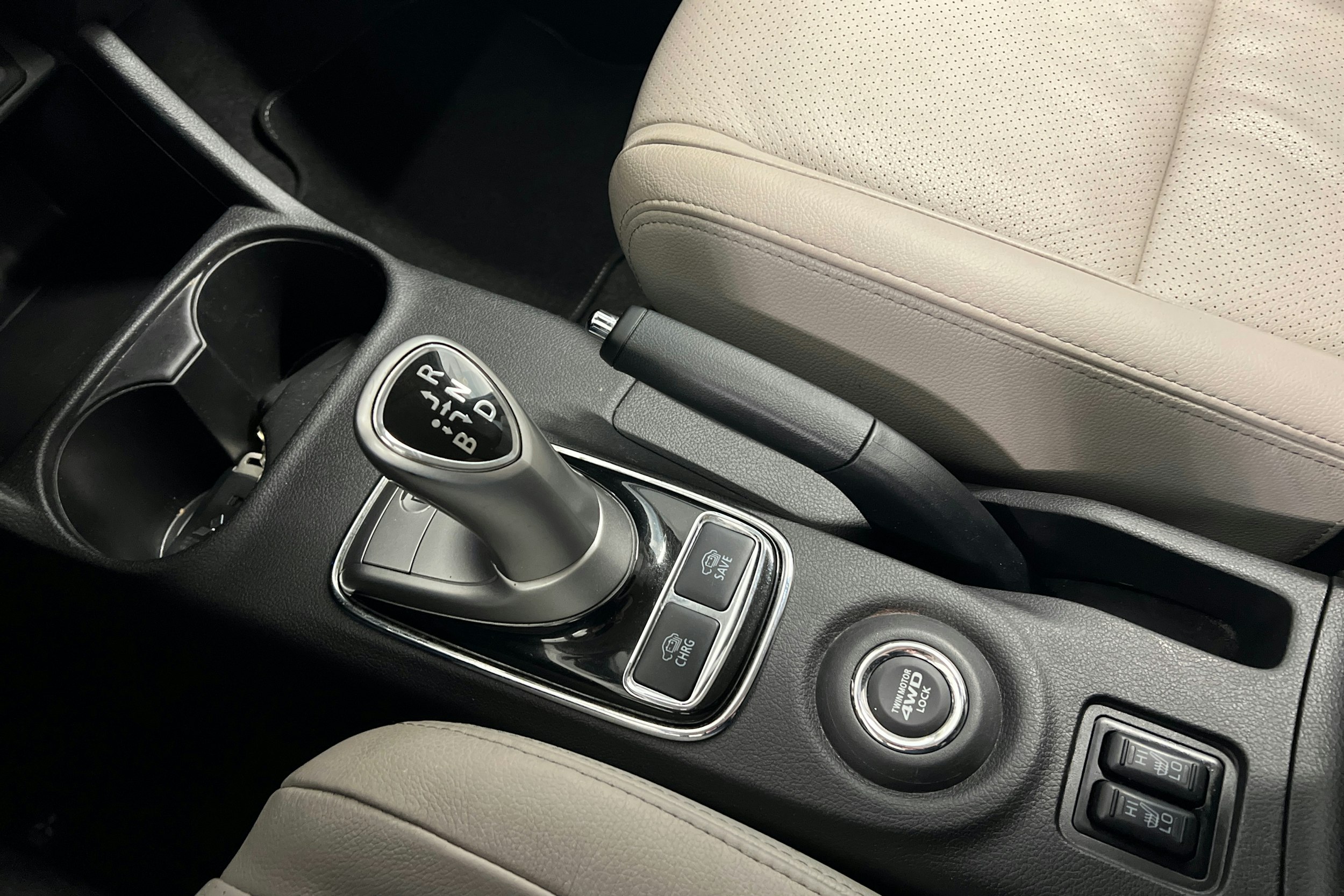 Harmaa Mitsubishi Outlander PHEV 2015 kuva 26.