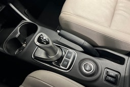 Harmaa Mitsubishi Outlander PHEV 2015 kuva 26.