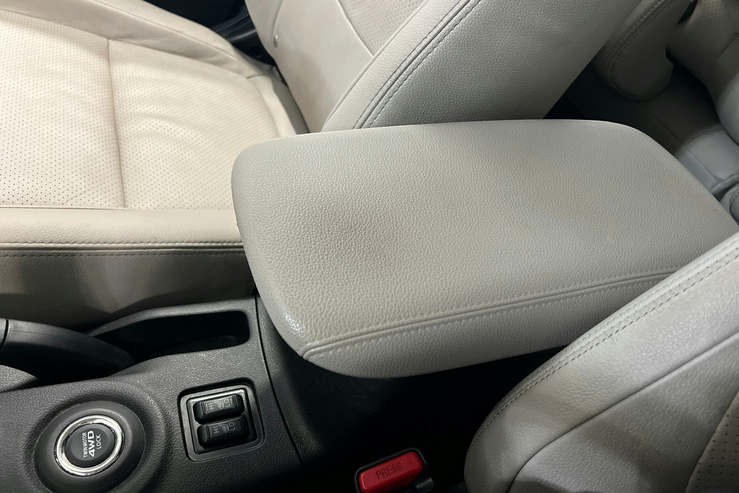 Harmaa Mitsubishi Outlander PHEV 2015 kuva 28.