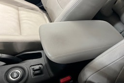 Harmaa Mitsubishi Outlander PHEV 2015 kuva 28.