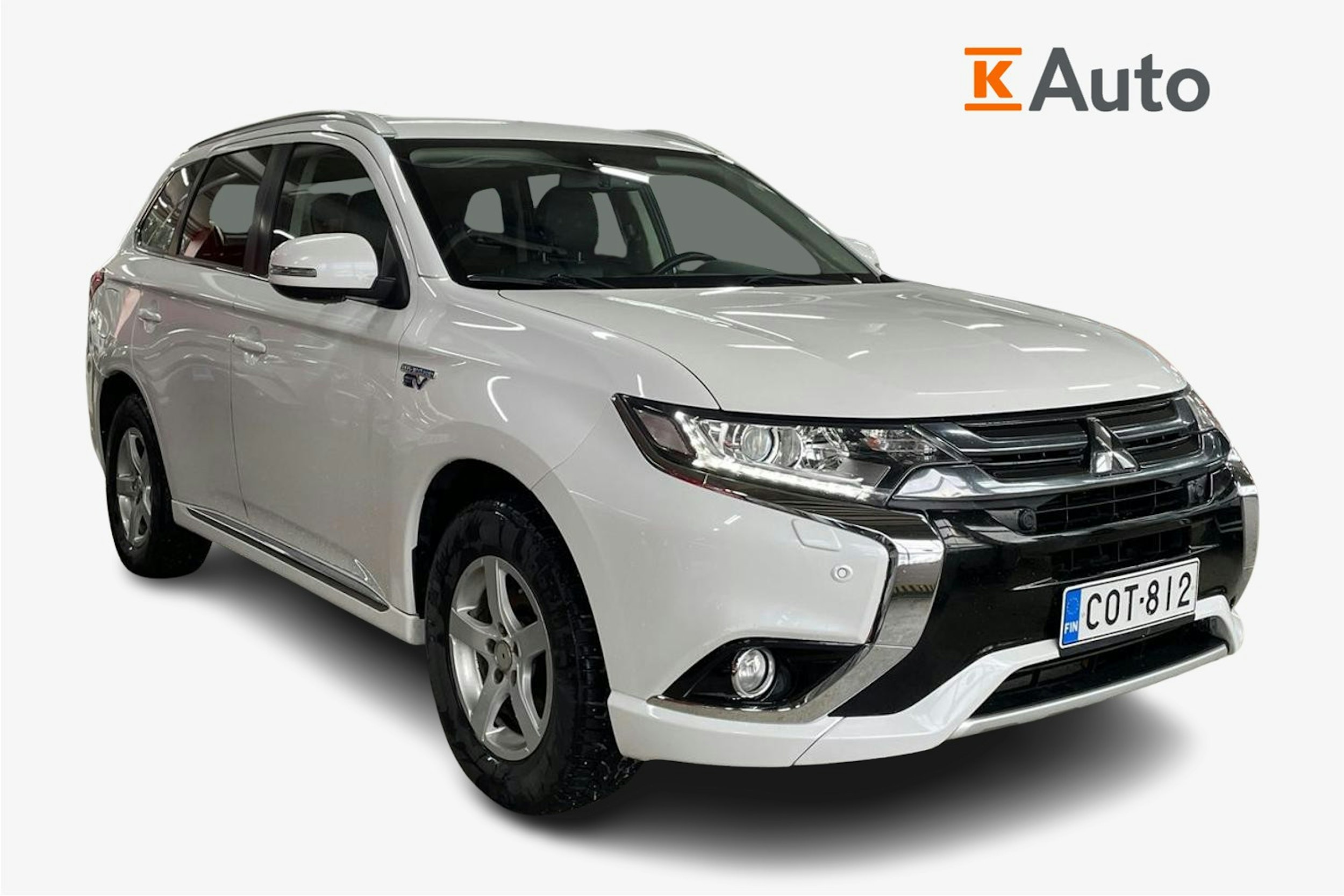 Valkoinen Mitsubishi Outlander PHEV 2015 kuva 1.