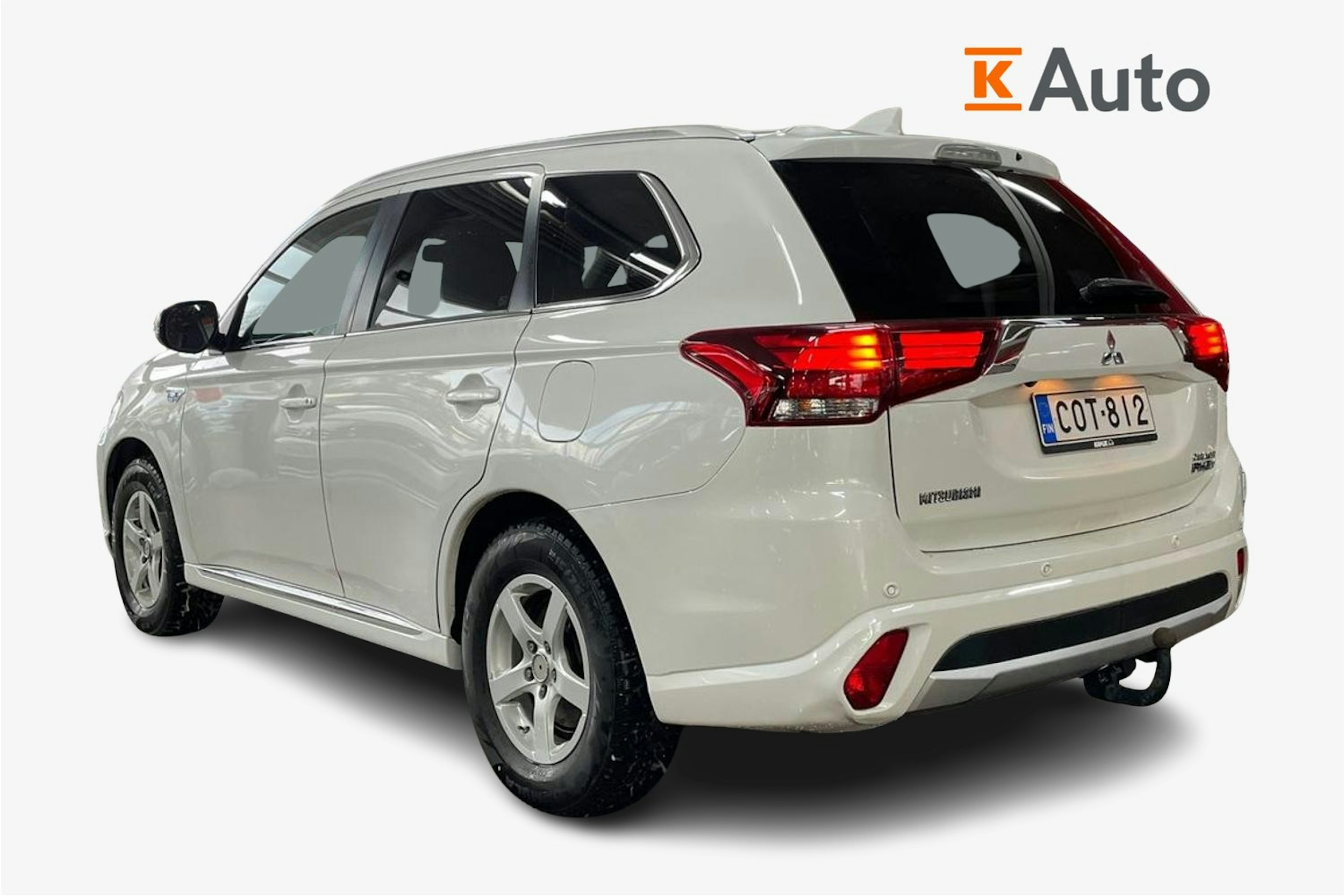 Valkoinen Mitsubishi Outlander PHEV 2015 kuva 2.
