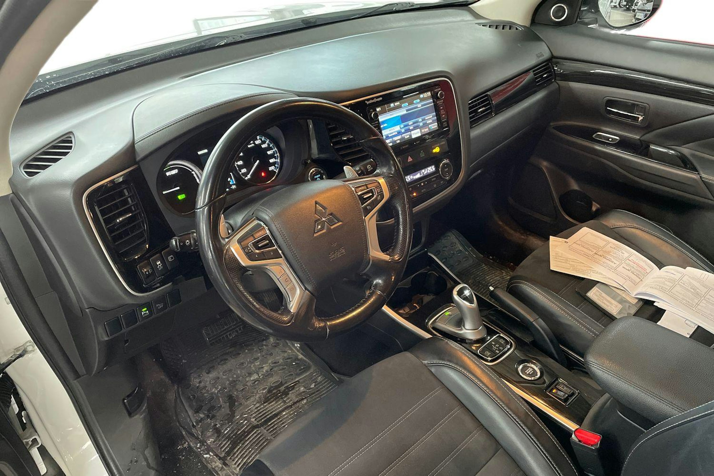 Valkoinen Mitsubishi Outlander PHEV 2015 kuva 3.