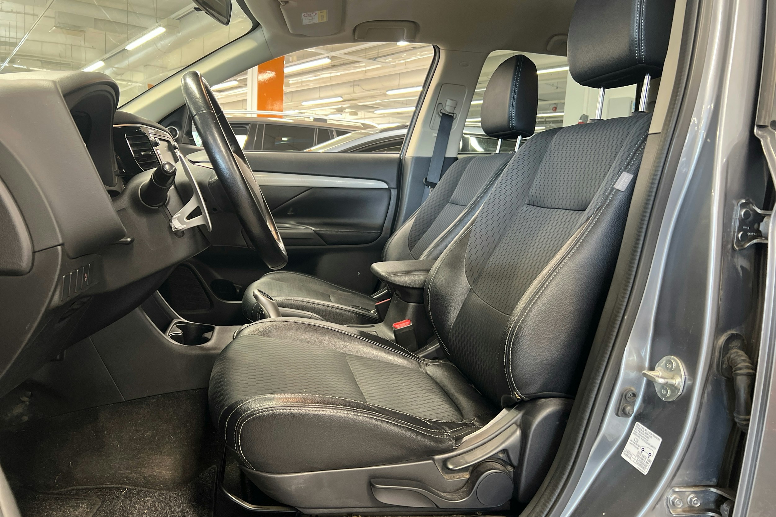 harmaa Mitsubishi Outlander PHEV 2015 kuva 3.