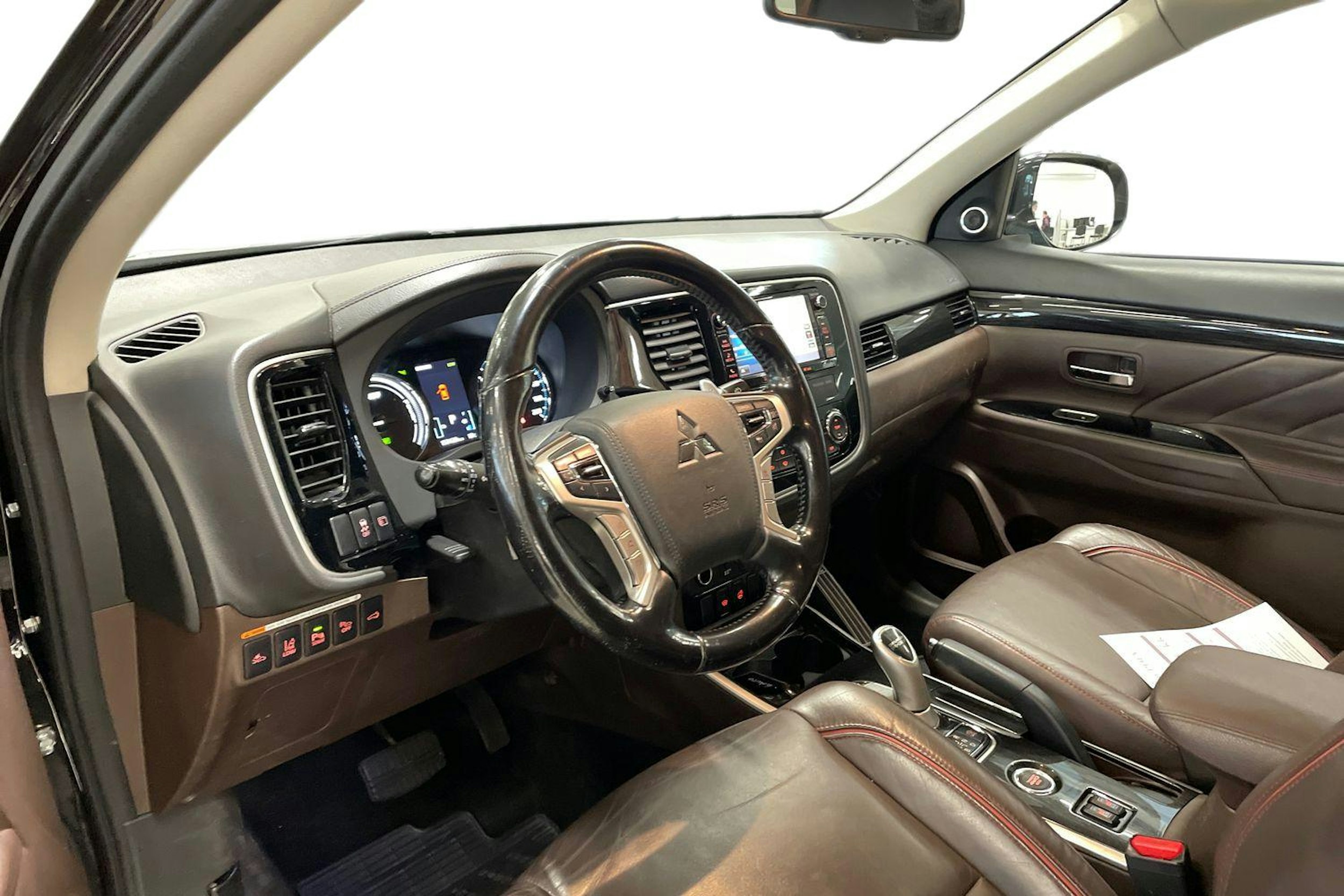 musta Mitsubishi Outlander PHEV 2015 kuva 7.