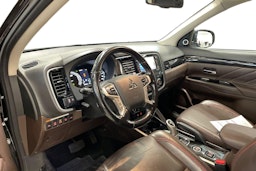 musta Mitsubishi Outlander PHEV 2015 kuva 7.
