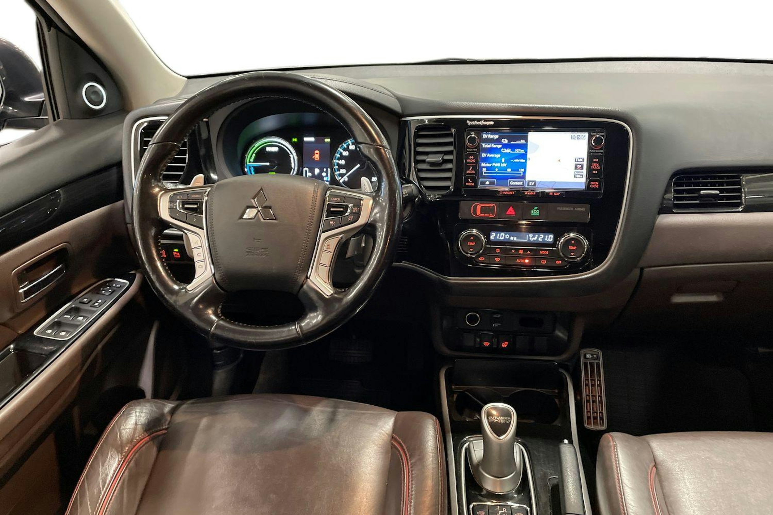 musta Mitsubishi Outlander PHEV 2015 kuva 9.