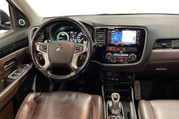 musta Mitsubishi Outlander PHEV 2015 kuva 9.